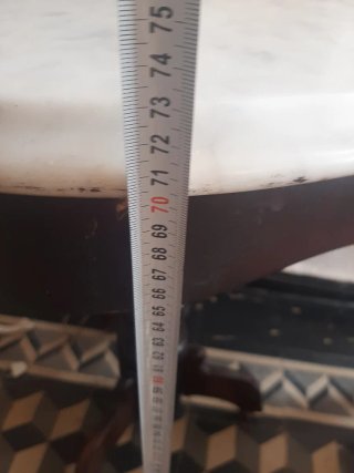 Mesa auxiliar mármol y madera
