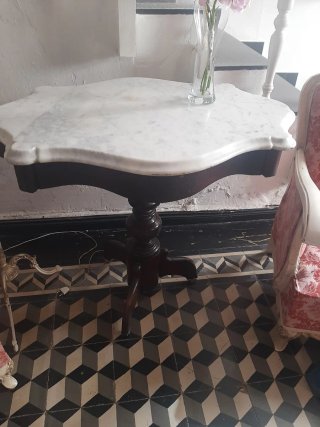 Mesa auxiliar mármol y madera