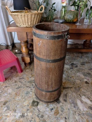Cubo de madera con detalles metálicos Jarron