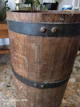 Cubo de madera con detalles metálicos Jarron