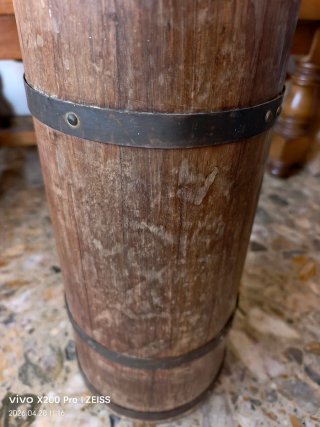 Cubo de madera con detalles metálicos Jarron