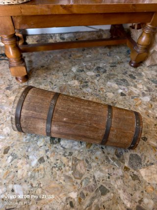 Cubo de madera con detalles metálicos Jarron