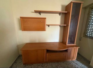 Mueble de comedor de madera y cristal