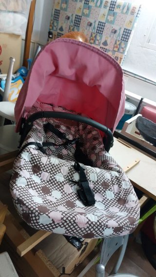 Sillita de bebé rosa con estampado