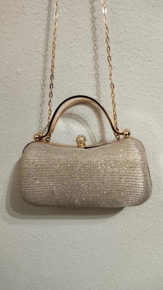 Bolso de fiesta dorado con pedrería