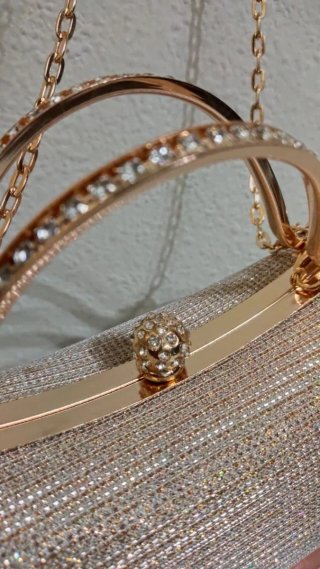 Bolso de fiesta dorado con pedrería