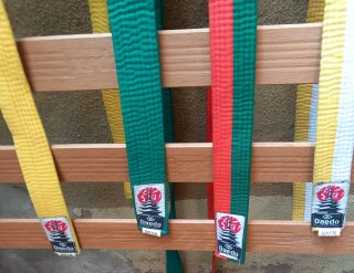 Cinturones Daedo (Verde, Rojo, Blanco, Amarillo)