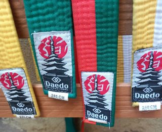 Cinturones Daedo (Verde, Rojo, Blanco, Amarillo)