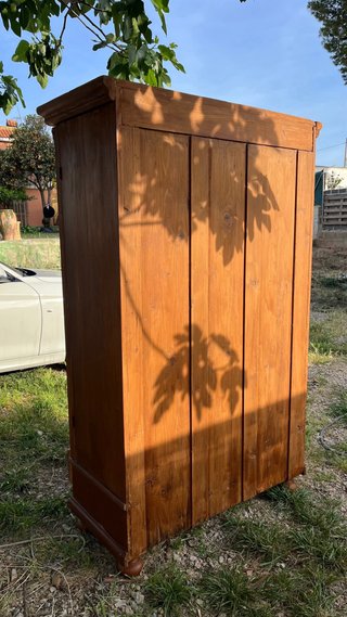 Armario de madera antiguo