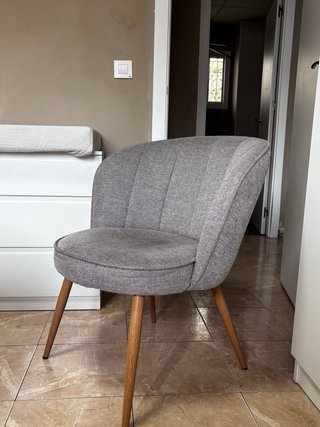Sillón Jysk gris patas madera