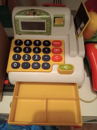 Comida de juguete, balanza y caja registradora