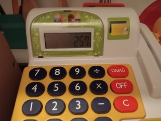 Comida de juguete, balanza y caja registradora