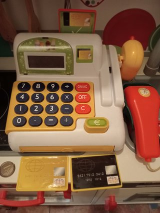Comida de juguete, balanza y caja registradora