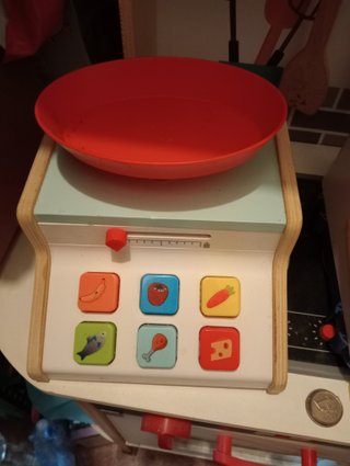 Comida de juguete, balanza y caja registradora