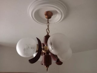 Lámpara de techo dorada y cristal