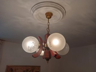 Lámpara de techo dorada y cristal