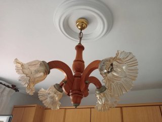 Lámpara de techo dorada y cristal
