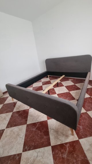 Estructura de cama gris de tela