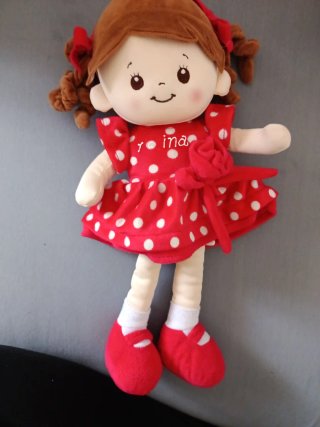 Muñeca de peluche con vestido de lunares