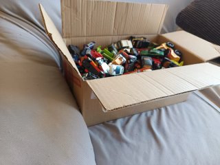caja con coches de juguete
