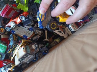 caja con coches de juguete