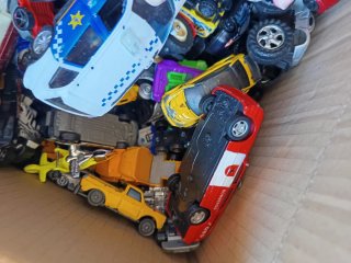 caja con coches de juguete