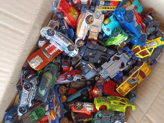 caja con coches de juguete