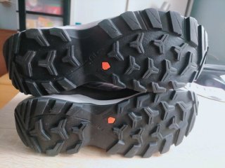 Botas de montaña grises y rosas