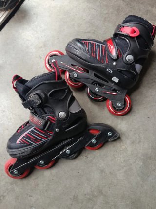 Patines en línea infantiles negros y rojos