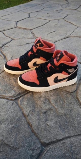 Jordan 1 Mid Negro Rosa