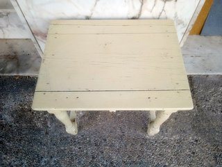 Mesa auxiliar antigua de madera
