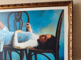 Cuadro mujer recostada en silla