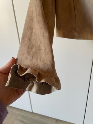 Bolerino beige scamosciato con volant