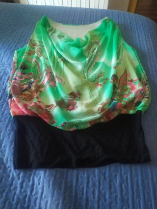 Blusa verde estampada con base negra
