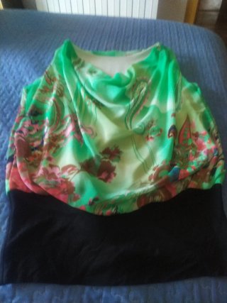 Blusa verde estampada con base negra