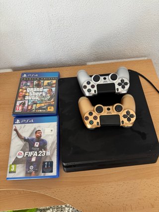 PS4 + 2 controller + FIFA 23 e GTA 5 + 2 giochi in più