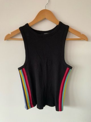 Top Bershka Negro con Rayas Arcoíris