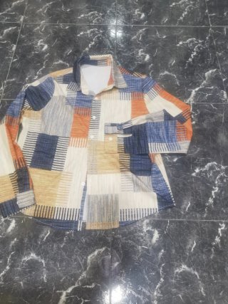 Camisa de mujer con estampado geométrico