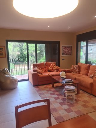 Sofá modular naranja con almacenaje