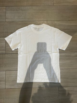 T-shirt branca com estampa oval