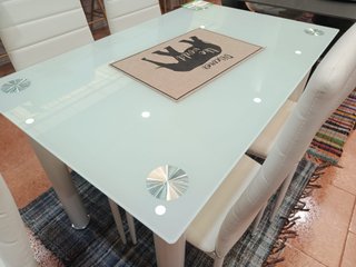Mesa de comedor blanca con 4 sillas