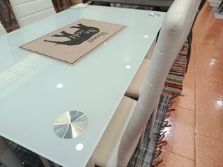 Mesa de comedor blanca con 4 sillas