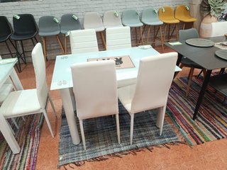 Mesa de comedor blanca con 4 sillas