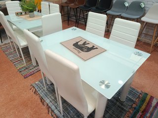 Mesa de comedor blanca con 4 sillas