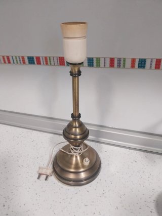 Lámpara de mesa antigua dorada