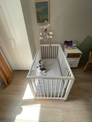 Cuna madera blanca patas doradas