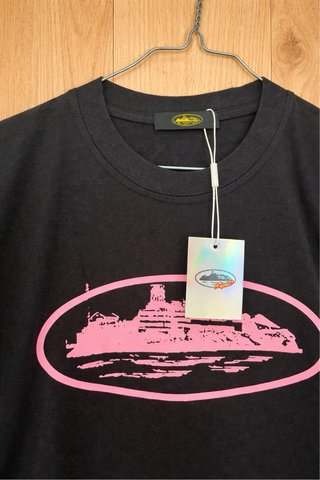 T-shirt Preta com Estampa Oval Rosa