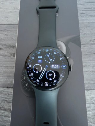 Google Pixel Watch 4 y Garmin Forerunner 245