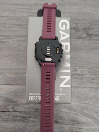Google Pixel Watch 4 y Garmin Forerunner 245