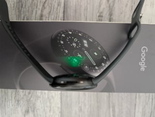 Google Pixel Watch 4 y Garmin Forerunner 245
